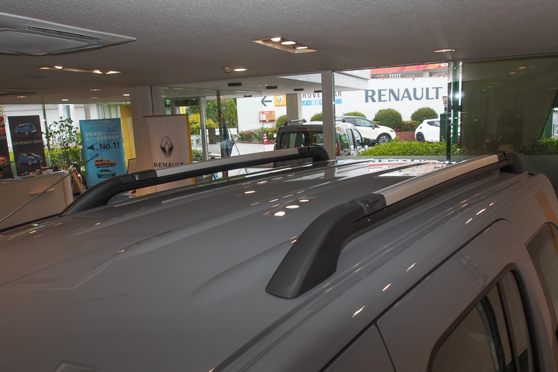 マルチルーフレール。左右のレールを交互に渡すことで、横向きのレールにすることも可能