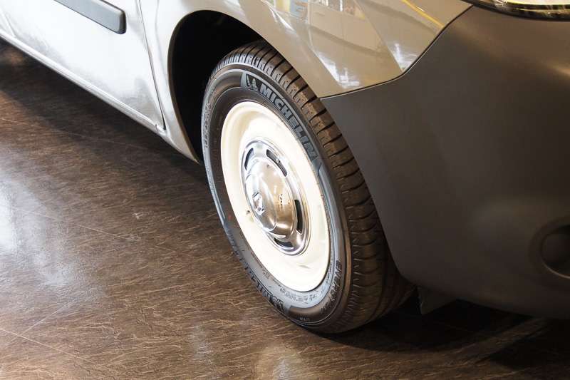 一見スチールホイールにも見える「クラシックアロイホイール」。限定車では白が装備されるが、単体オプションとしては黒も用意される