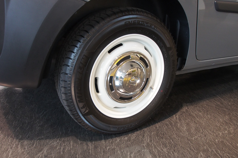 一見スチールホイールにも見える「クラシックアロイホイール」。限定車では白が装備されるが、単体オプションとしては黒も用意される