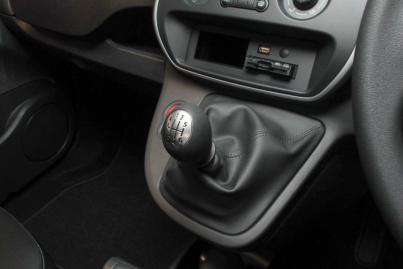 リバースは1速よりもさらに右上で、ノブ下のリングを引き上げて入れる