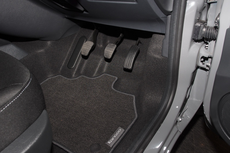 ペダルはクラッチのある3ペダル