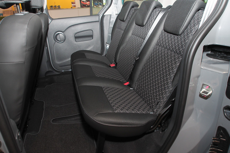 リアシートは3人分が独立