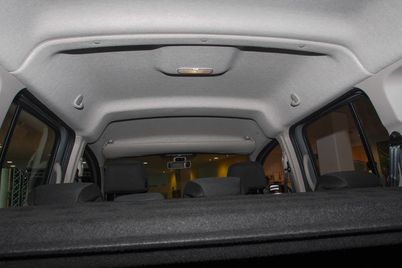 ベース車が「アクティフ 6MT」なので、後席の3連式オーバーヘッドボックスは非装備。ないほうが釣り竿などの収納に適している。なお、3連式オーバーヘッドボックスを装備する場合、天井のパーツ構成が大きく異るため、後からは装備はかなり困難だという