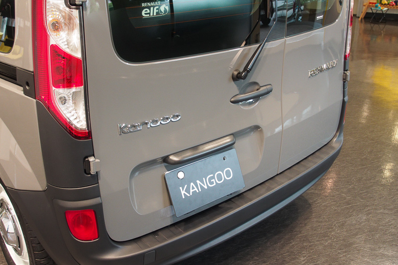 バンパーはブラックの無塗装となり、シンプルさを際立たせている