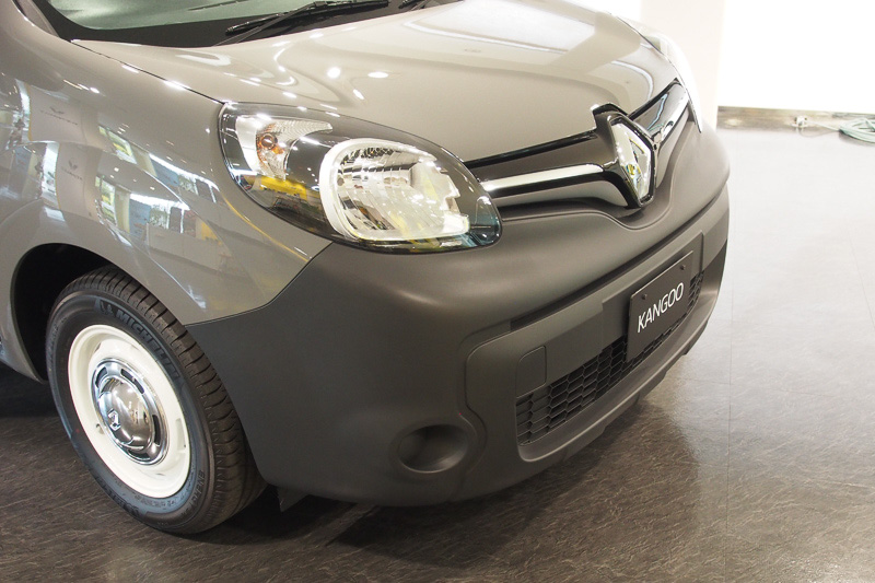 バンパーはブラックの無塗装となり、シンプルさを際立たせている