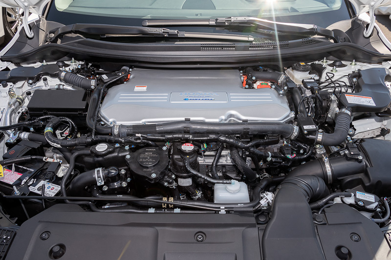ボンネット内には103kWの出力を持つFCスタックと最高出力130kW（174HP）/最大トルク300Nmを発生する交流モーターを搭載