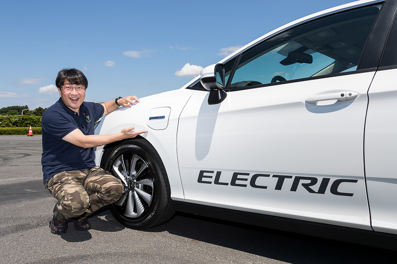 充電口は左フロントフェンダーに用意