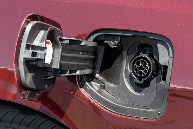 充電口は左フロントフェンダーに用意