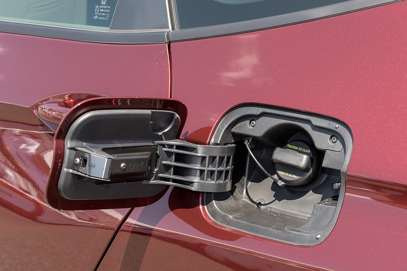 燃料の給油口は左リアフェンダーに用意