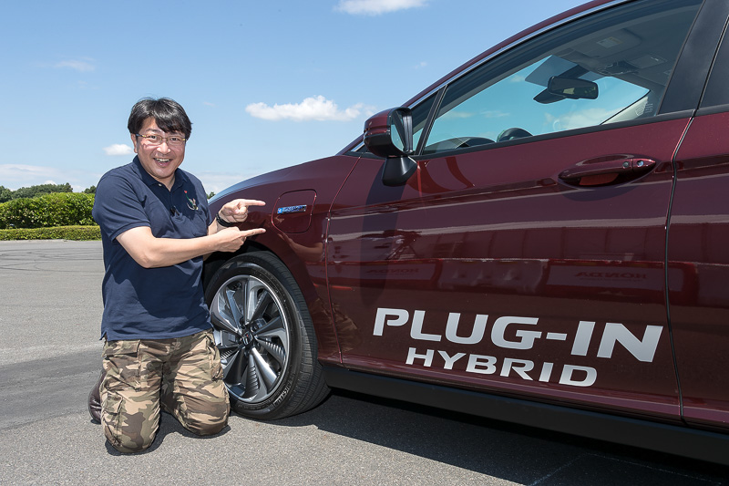 充電口は左フロントフェンダーに用意