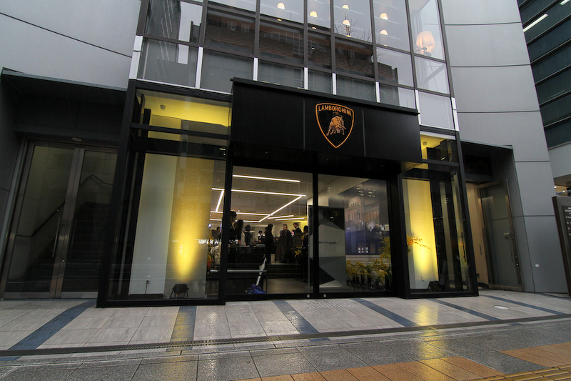 1月21日にオープンした「ランボルギーニ神戸」（左）と「ランボルギーニ横浜」（右）
