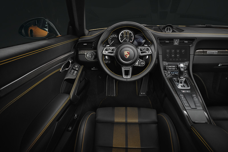 インテリアのアクセントカラーとして随所にゴールデンイエローを使用