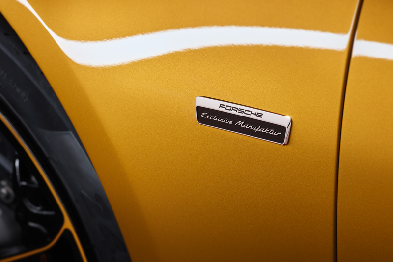 フェンダーに装着される“Porsche Exclusive Manufaktur”のプレート