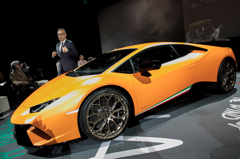 ワークショップは参加を希望する一部のメディアを対象にした少人数制のもの。そのため発表会のようにステージと客席という分け方ではなく、参加者もステージに上がり、デ・オト氏とウラカン・ペルフォルマンテを囲んで講義を聞くというスタイルが取られた