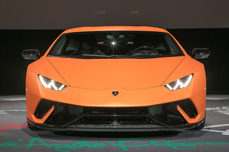 ウラカン・ペルフォルマンテではフロントスポイラー、リアウイング、リアバンパー、エアロダイナミックディフューザーにフォージド・コンポジットを使用。エアロダイナミックディフューザーはマフラーを冷却する働きも持っているとのこと