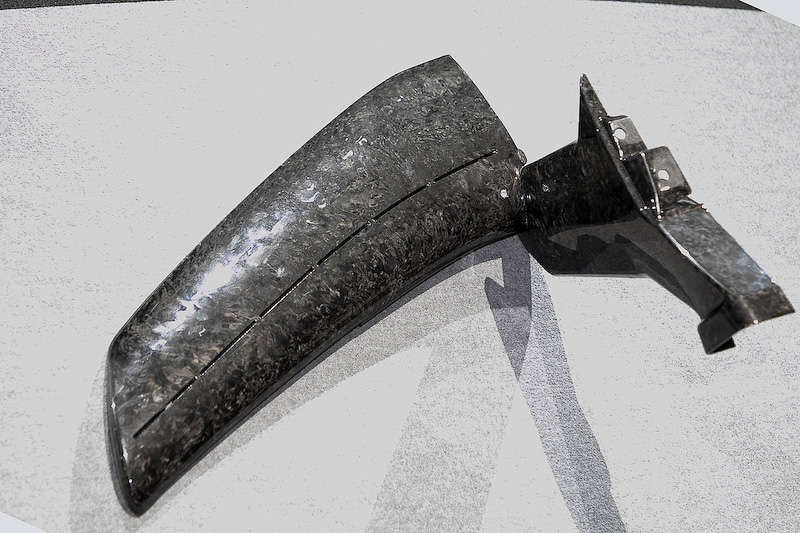 ウラカン・ペルフォルマンテのウイングの断面サンプル。ステー部分が中空で内部にダクトが設けてあるのが分かる。複雑ながら、軽くて強度もある作りはフォージド・コンポジットを使ったからこそ実現できたものだそうだ