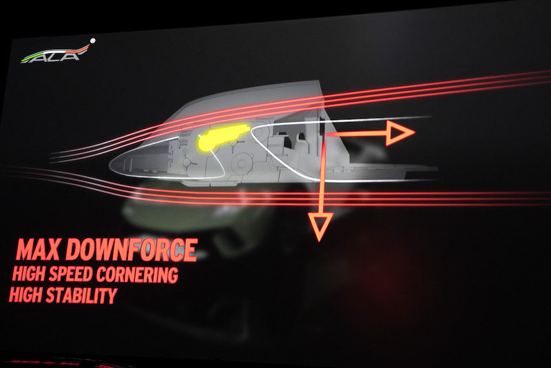エアロダイナミクスでは前後のバランスを取ることが大事なので、ウラカン・ペルフォルマンテではフロントにもALAを採用。こちらはフロントバンパーの開口部にフラップを設けている。ドラッグを減らしたい場合はこのフラップを開け、開口部から入った風を車体下部へ流す構造にしている