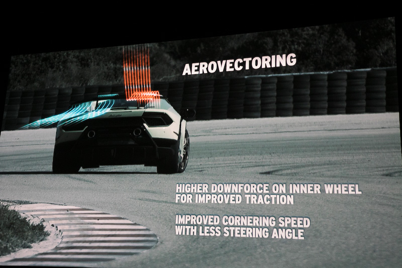 コーナリング時は、トラクションを掛けたい側のリアタイヤが機能するよう、左右でダウンフォースの掛かり具合を変化させる