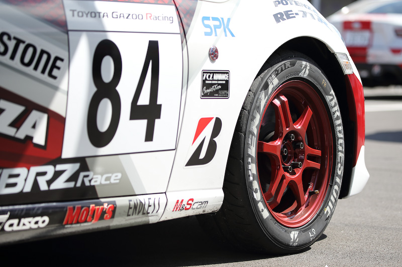 大変遅くなってしまいましたが、今季の愛機のカラーリングをご覧ください！ 基本デザインは昨年と同じですが、足下は新しいPOTENZAブランドのものに変更。タイヤは引き続きブリヂストン「POTENZA RE-71R」で、ホワイトレターが新たに入りました