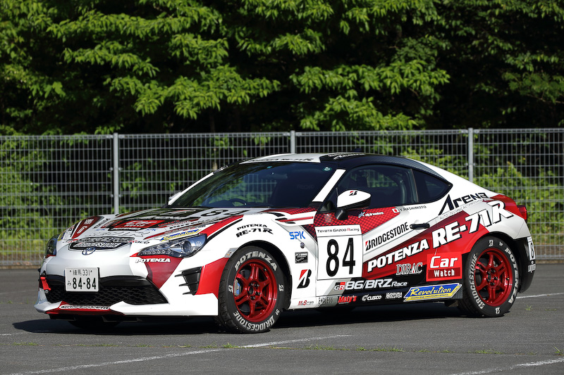 大変遅くなってしまいましたが、今季の愛機のカラーリングをご覧ください！ 基本デザインは昨年と同じですが、足下は新しいPOTENZAブランドのものに変更。タイヤは引き続きブリヂストン「POTENZA RE-71R」で、ホワイトレターが新たに入りました