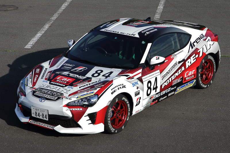 大変遅くなってしまいましたが、今季の愛機のカラーリングをご覧ください！ 基本デザインは昨年と同じですが、足下は新しいPOTENZAブランドのものに変更。タイヤは引き続きブリヂストン「POTENZA RE-71R」で、ホワイトレターが新たに入りました