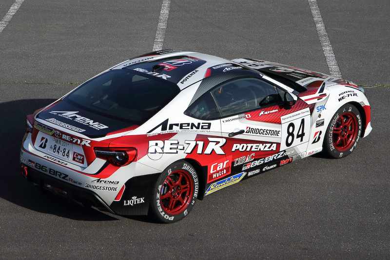 大変遅くなってしまいましたが、今季の愛機のカラーリングをご覧ください！ 基本デザインは昨年と同じですが、足下は新しいPOTENZAブランドのものに変更。タイヤは引き続きブリヂストン「POTENZA RE-71R」で、ホワイトレターが新たに入りました