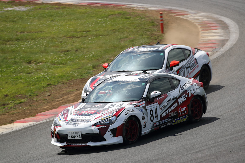 後続から猛追してきた庄司雄磨選手（126号車）にまくられてしまう