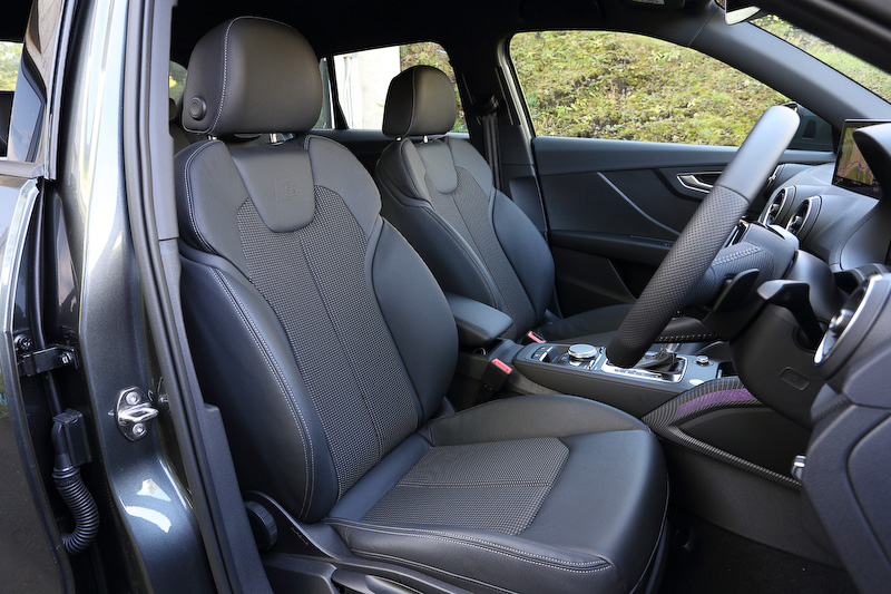 Q2 1st editionのインテリア。バーチャル・コックピットやフラットボトムのレザーステアリング、オートマチック・テールゲートなどを特別装備するとともに、S line パッケージの装着によりS line ロゴが入るクロスとレザーのコンビネーションシート、ステンレススチールフットペダルなどを装着