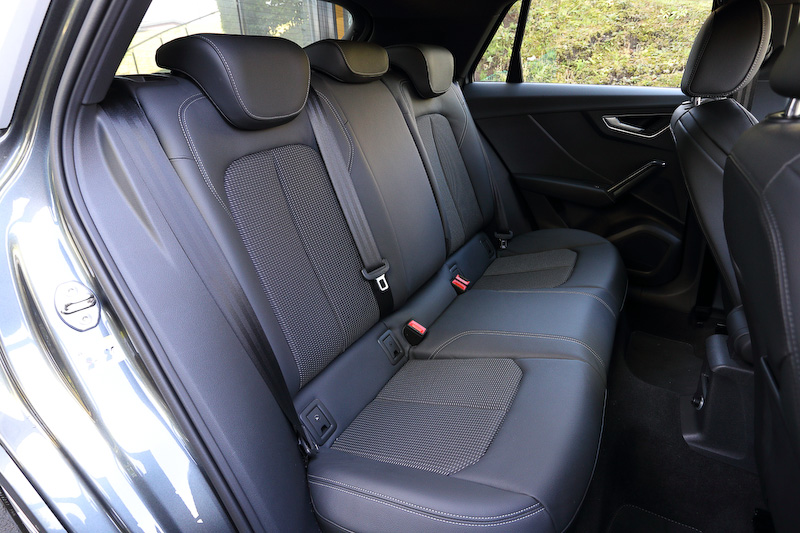 Q2 1st editionのインテリア。バーチャル・コックピットやフラットボトムのレザーステアリング、オートマチック・テールゲートなどを特別装備するとともに、S line パッケージの装着によりS line ロゴが入るクロスとレザーのコンビネーションシート、ステンレススチールフットペダルなどを装着