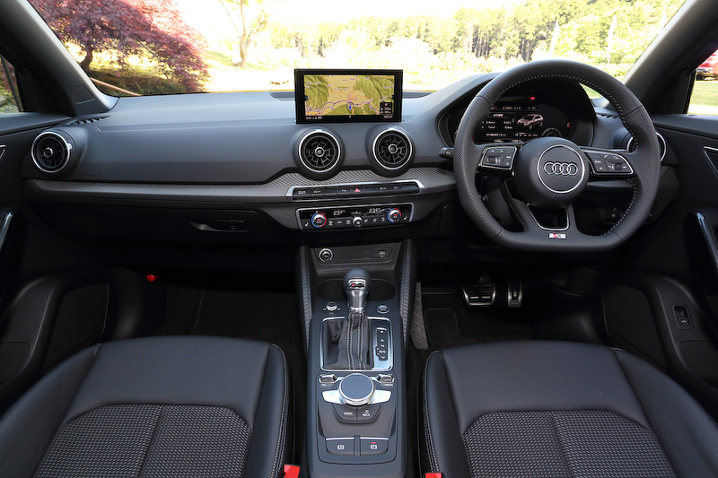 Q2 1st editionのインテリア。バーチャル・コックピットやフラットボトムのレザーステアリング、オートマチック・テールゲートなどを特別装備するとともに、S line パッケージの装着によりS line ロゴが入るクロスとレザーのコンビネーションシート、ステンレススチールフットペダルなどを装着