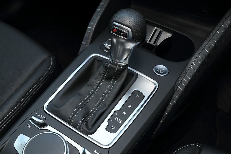 Q2 1st editionのインテリア。バーチャル・コックピットやフラットボトムのレザーステアリング、オートマチック・テールゲートなどを特別装備するとともに、S line パッケージの装着によりS line ロゴが入るクロスとレザーのコンビネーションシート、ステンレススチールフットペダルなどを装着