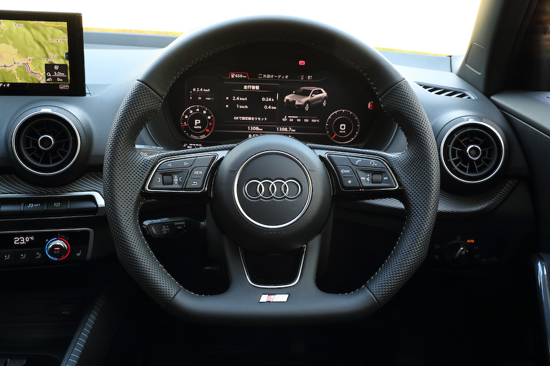 Q2 1st editionのインテリア。バーチャル・コックピットやフラットボトムのレザーステアリング、オートマチック・テールゲートなどを特別装備するとともに、S line パッケージの装着によりS line ロゴが入るクロスとレザーのコンビネーションシート、ステンレススチールフットペダルなどを装着