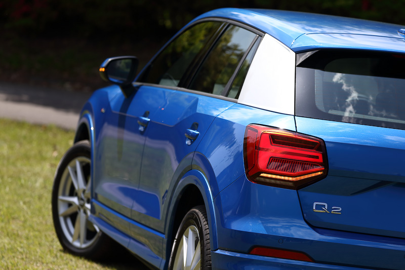 エクステリアではアウディモデルで初採用のポリゴン（多角形）をモチーフにしたデザインが与えられるとともに、8角形のシングルフレームグリルを高めに配置することでSUVらしさを表現。Cピラーにアイスシルバーまたはマットチタングレーのブレードを採用するのも外観上のポイントになる。Q2 1st editionはS lineバンパーやスポーツサスペンション、18インチアルミホイール（タイヤサイズ：215/50 R18）などをセットにした「S line パッケージ」を標準装備