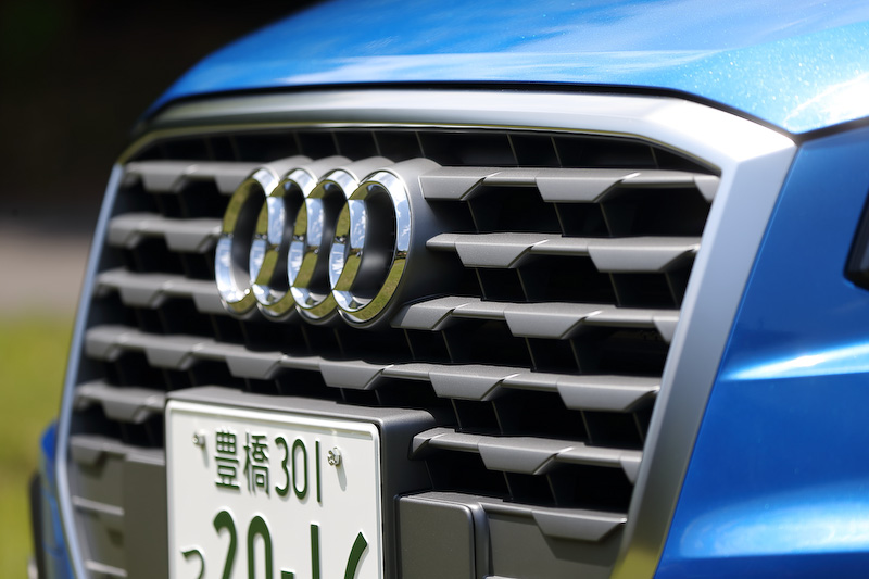 エクステリアではアウディモデルで初採用のポリゴン（多角形）をモチーフにしたデザインが与えられるとともに、8角形のシングルフレームグリルを高めに配置することでSUVらしさを表現。Cピラーにアイスシルバーまたはマットチタングレーのブレードを採用するのも外観上のポイントになる。Q2 1st editionはS lineバンパーやスポーツサスペンション、18インチアルミホイール（タイヤサイズ：215/50 R18）などをセットにした「S line パッケージ」を標準装備