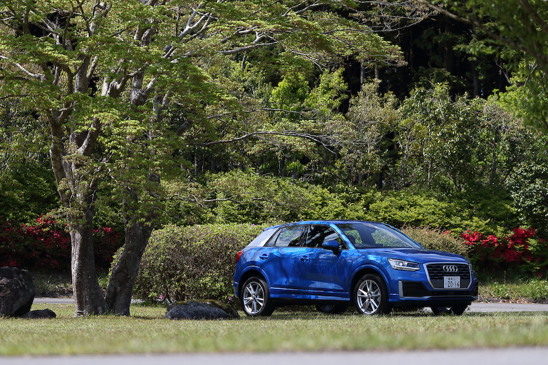 6月13日発売の新型「Q2」（撮影車は280台限定の特別仕様車「Q2 1st edition」）のボディサイズは4205×1795×1520mm（全長×全幅×全高）、ホイールベース2595mm。全高を1530mmとすることで多くの立体駐車場にも順応する。価格は490万円