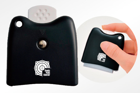 イベント期間中に購入者へプレゼントされる「液晶ディスプレイクリーナー」「ソニックデザイン純正ロゴバッヂ（2個）」「ソニックデザイン特製ロゴステッカー（2枚1組）」