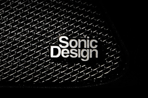 イベント期間中に購入者へプレゼントされる「液晶ディスプレイクリーナー」「ソニックデザイン純正ロゴバッヂ（2個）」「ソニックデザイン特製ロゴステッカー（2枚1組）」