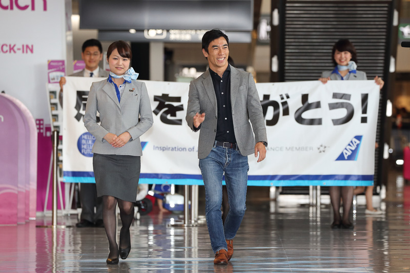 成田空港に帰国した佐藤琢磨選手