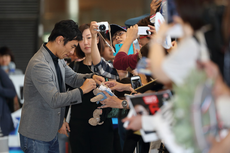 集まったファンのリクエストに笑顔で応え続ける琢磨選手。琢磨選手自身もとても楽しそうだ