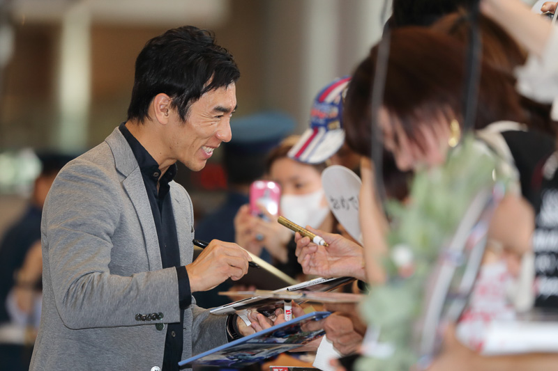 集まったファンのリクエストに笑顔で応え続ける琢磨選手。琢磨選手自身もとても楽しそうだ