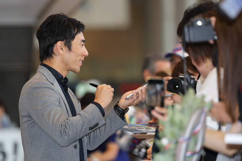 集まったファンのリクエストに笑顔で応え続ける琢磨選手。琢磨選手自身もとても楽しそうだ