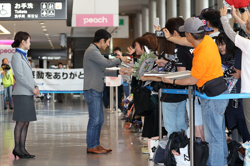 集まったファンのリクエストに笑顔で応え続ける琢磨選手。琢磨選手自身もとても楽しそうだ