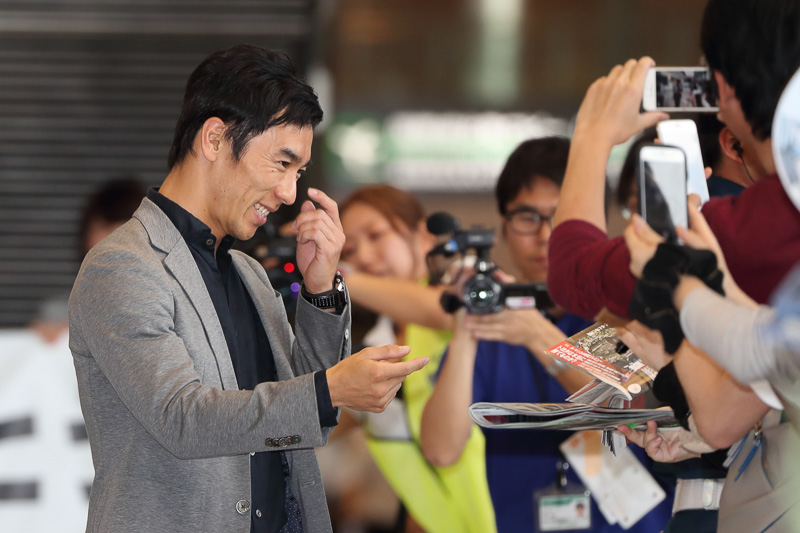 集まったファンのリクエストに笑顔で応え続ける琢磨選手。琢磨選手自身もとても楽しそうだ