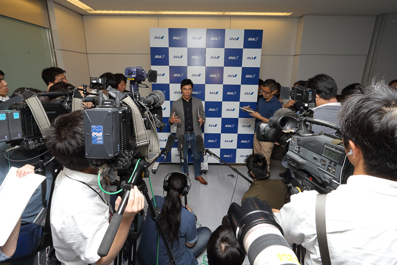 報道陣に「勝利のあと、自分を取り巻く環境が激変した」と語る琢磨選手