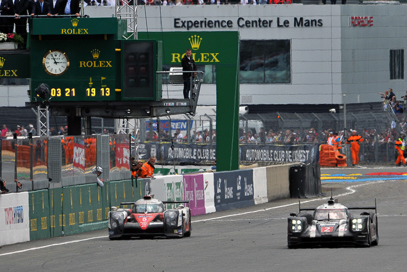 2016年のル・マン24時間。残り3分21秒のところでマシントラブルが発生し、まさかのリタイアに終わったTOYOTA Gazoo Racing（車両左）。右は優勝したポルシェ 919ハイブリッド