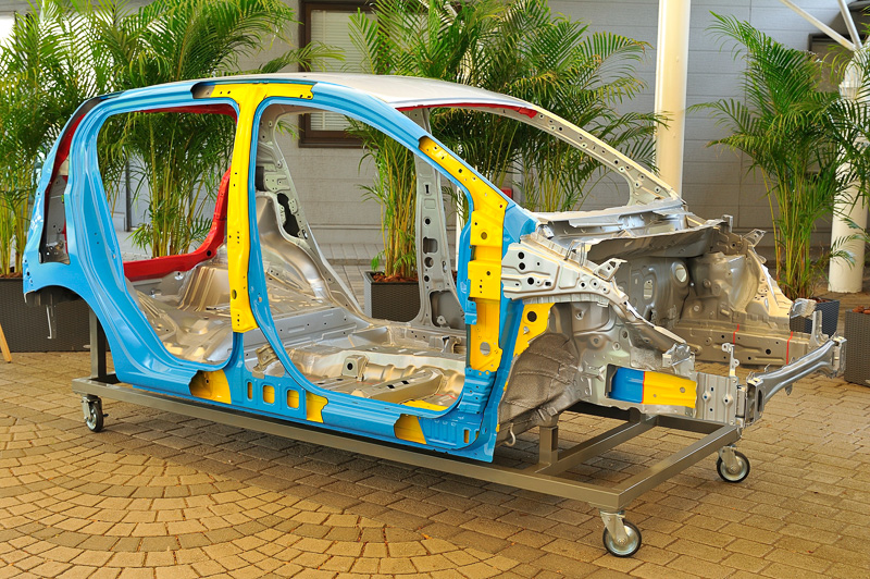 サイドアウターパネルに全面厚板ハイテン材を使い、結合構造の合理化なども行なって剛性を確保しつつ大幅な軽量化を実現した「Dモノコック」