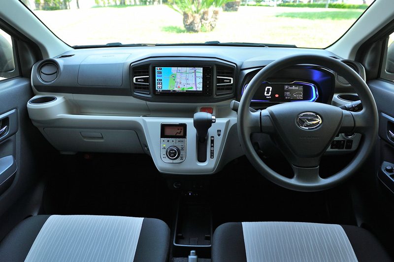 G“SA III”のインパネ。上下で色の異なるツートーンインテリアだが、成形途中で樹脂を変更し、一体化したパネルで構成する技術が用いられている