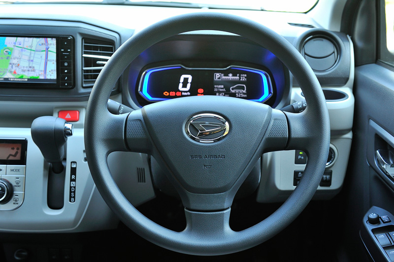 中央にメッキオーナメントを備えるウレタンステアリング