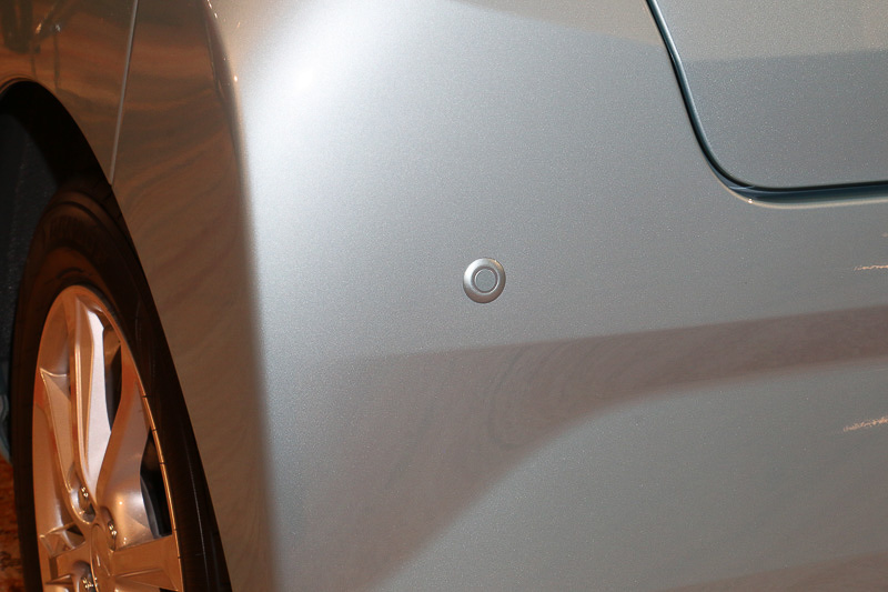 スマートアシストIIIとセットで装着されるコーナーセンサー。前後のバンパーに計4個を設定。軽自動車としては初めての採用になるという