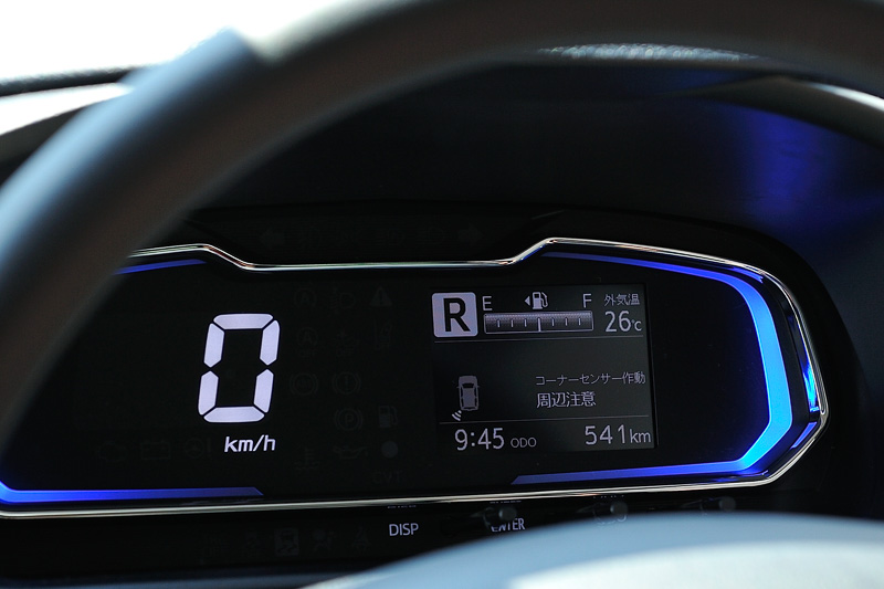 コーナーセンサーで障害物を検知すると、ブザー音に加えてメーター内のTFTマルチインフォメーションディスプレイに障害物の方向を表示する